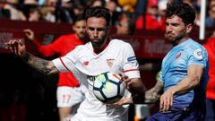 El jugador mexicano Miguel Lay&uacute;n del Sevilla (i), y Carles Planas (d), del Girona, durante el partido de la vig&eacute;sima tercera jornada de Liga de Primera Divisi&oacute;n disputado esta ma&ntilde;ana en el estadio S&aacute;nchez Pizju&aacute;n 