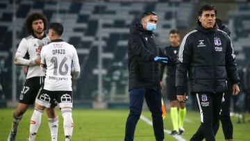 Futbol, Colo Colo vs Deportes Temuco.
Tercera Fase, Copa Chile 2022.
El entrenador de Colo Colo Gustavo Quinteros, discute con el jugador de Colo Colo Maximiliano Falcon durante el partido contra Deportes Temuco por la Copa Chile disputado en el estadio Monumental.
Santiago, Chile.
18/06/2022
Jonnathan Oyarzun/Photosport
Football, Colo Colo vs Deportes Temuco.
3rd phase, 2022 Copa Chile.
Colo Colo’s head coach Gustavo Quinteros discuss with the player Maximiliano Falcon of Colo Colo during the match against Deportes Temuco fot the Copa Chile held at Monumental stadium.
Santiago, Chile.
06/18/2022
Jonnathan Oyarzun/Photosport