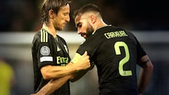 Luka Modric le pone el brazalete de capitán a Dani Carvajal en Celtic Park.