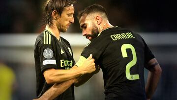 Luka Modric le pone el brazalete de capitán a Dani Carvajal en Celtic Park.