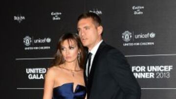 Vidic posa junto a su esposa, Ana.