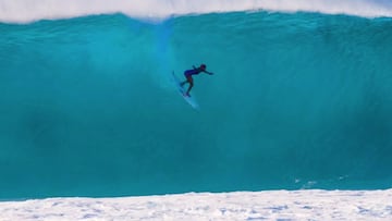 La surfista Moana Jones-Wong haciendo el drop en una espectacular ola en Pipeline (North Shore, Oahu, Hawái) el viernes 13 de enero del 2023.
