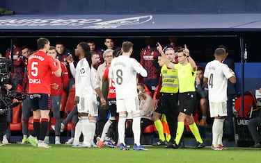 El primer gol ha llegado por medio de un penalti que, en principio, Quintero González no vio. De hecho, amonestó a Budimir por creer que había simulado. Sin embargo, no fue así y fue llamado por el VAR para corregir su error, ya que hubo pisotón de Courtois al croata. El delantero rojillo fue el encargado de firmar el 1-0 desde los once metros. 