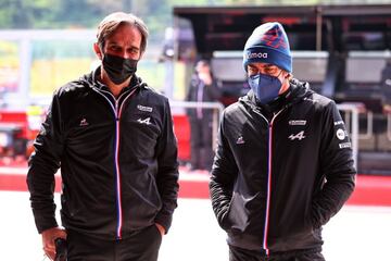 Davide Brivio y Fernando Alonso (Alpine), en Ímola.