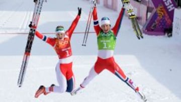 Ingvild Flugstad Oestberg (izquierda) y Marit Bjoergen celebran su oro.