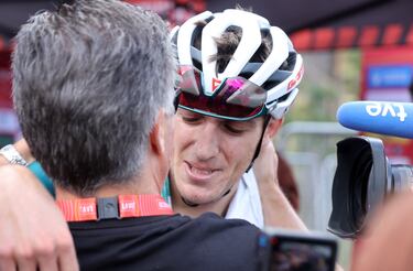 “Estaba pensando toda la etapa en Manolo, tenía sus fuerzas”. Castrillo se refería a Manolo Azcona, el fundador de su estructura ciclista, fallecido el día anterior del triunfo de su vida.