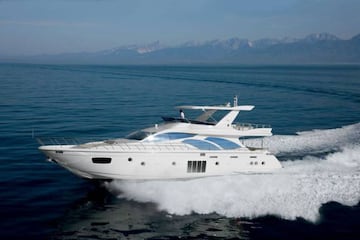 The Azimut 78: 25 metres long, three suites, living room, kitchen, sofas and soundproofing built-in. Same model as Neymar's.