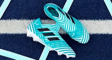 Leo Messi vistió unas curiosas zapatillas, las Adidas Nemeziz Ocean Storm, con los colores de Argentina y su nombre inscrito en ellas.
