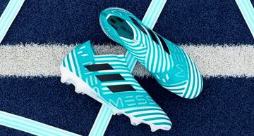 Leo Messi visti¨® unas curiosas zapatillas, las Adidas Nemeziz Ocean Storm, con los colores de Argentina y su nombre inscrito en ellas.