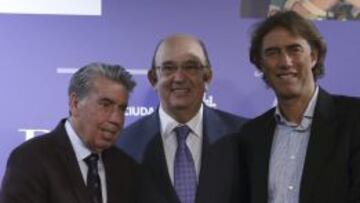 Manolo Santana con el presidente de la Federación madrileña de Tenis, Miguel Diaz Román, y el presidente de la Mutua Madrid, Gerard Tsobanian.