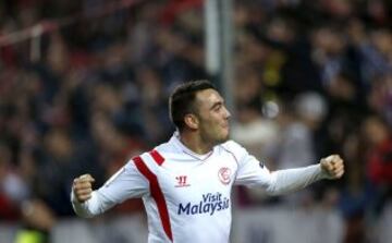 El delantero del Sevilla Iago Aspas celebra el segundo gol de su equipo ante el Espanyol, durante el partido de la vigésimo primera jornada de Liga de Primera División.