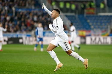 Recuperó Asencio, filtró Bellingham y rompió Mbappé. Exquisita la carrera del francés, internándose en el área local y finalizando con un disparo directo a la misma escuadra, imparable para Sivera. Brutal.