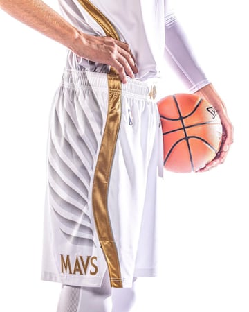 La franquicia de Texas ha presentado su equipación City Edition donde el blanc y el dorado son los colores protagonistas. La nueva equipación ha incendiado las redes por el gran parecido al uniforme del Real Madrid Baloncesto. 