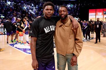 Anthony Edwards, jugador de los Minnesota Timberwolves, posa junto con Dwayne Wade.