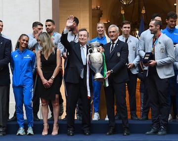 El primer ministro de Italia junto con los jugadores.