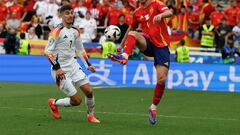 STUTTGART (ALEMANIA), 05/07/2024.- El defensa de España Aymeric Laporte (d) pelea un balón con Kai Havertz, de Alemania durante el partido de cuartos de final de la Eurocopa entre España y Alemania, este viernes en Stuttgart. EFE/ JJ Guillén
