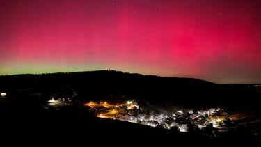 La aurora boreal brilla sobre Baden-Württemberg, Alemania. 