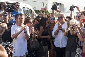 Fonsi Nieto, familiares y amigos durante el homenaje que los motoristas han rendido a Ángel Nieto.