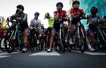 Las ciclistas momentos antes de tomar la salida de la Cl¨¢sica San Sebasti¨¢n.