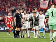 The Real Madrid players were not happy after the final whistle against Bayern, surrounding the referee.