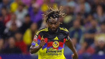 AME3276. GUADALAJARA (MÉXICO), 24/08/2025.- Allan Saint - Maximin de América controla el balón este domingo, durante un partido de la jornada 6 del Torneo Apertura 2025 de la Liga MX entre Atlas y América en el Estadio Jalisco, en Guadalajara (México). EFE/ Francisco Guasco