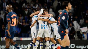 SAN SEBASTIÁN, 16/05/2024.- Jugadores de la Real Sociedad celebran la victoria ante el Valencia, al término del partido de Liga en Primera División que Real Sociedad y Valencia CF han disputado este jueves en el Reale Arena, en San Sebastián. EFE/Javier Etxezarreta