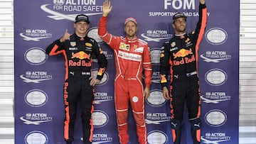 Vettel flanqueado por los pilotos de Red Bull en Singapur.