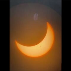 Video: Así se ve el eclipse desde el reflejo del agua