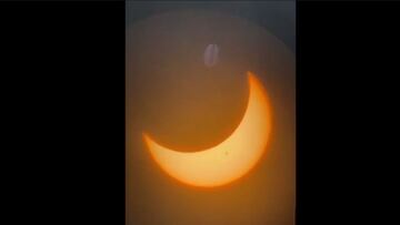 Video: Así se ve el eclipse desde el reflejo del agua