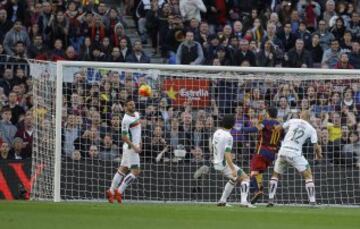 Tercer gol de Messi que aprovecha un lanzamiento al poste de Neymar.