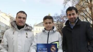 Madridismo. Antonio Martino posa junto a su hijo Antonio Jr. y Arturo Rambla, en Lviv.