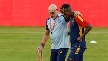 SEVILLA, 11/10/2023.- El seleccionador nacional, Luis de la Fuente (i), conversa con el delantero Nico Williams (d) durante el entrenamiento del equipo celebrado este miércoles en Sevilla, en la víspera del encuentro de clasificación para la Eurocopa de 2024 ante Escocia en el estadio de La Cartuja. EFE/ Julio Muñoz
