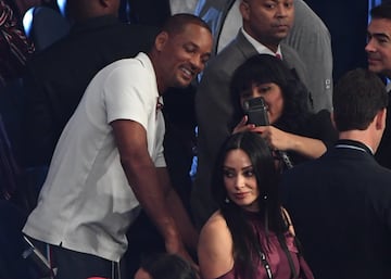 Una gran lista de deportistas y famosos se hicieron presentes en la pelea del año celebrada en la T-Mobile Arena de Las Vegas, entre ellos Will Smith y Lebron James.
