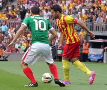 Pedro del F.C. Barcelona disputa un balón con Marcos del Atlhetic Club de Bilbao durante el partido disputado en el Nou Camp.