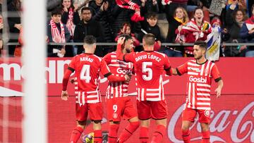 GIRONA, 29/12/2022.- El delantero del Girona Valentín Castellano (2i) celebra el primer gol de su equipo durante el partido de LaLiga entre el Girona y el Rayo Vallecano, este jueves en el estadio de Montilivi, en Girona. EFE/David Borrat.