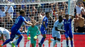 GETAFE (MADRID), 21/04/2024.- El centrocampista del Getafe Luis Milla (d) reacciona tras una ocasión ante la Real Sociedad durante el partido de la jornada 32 que enfrenta al Getafe FC y a la Real Sociedad, este domingo, en Getafe (Madrid). EFE/Zipi
