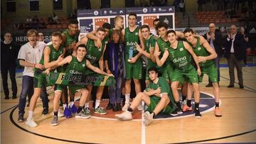 Los jugadores del Joventut celebran la victoria en el toreno L'Hospitalet.