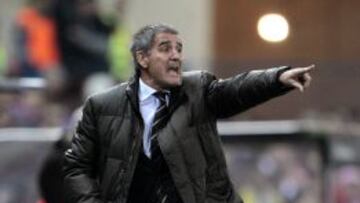 El entrenador del Celta Paco Herrera, da instrucciones a sus jugadores durante el partido de la decimoséptima jornada de liga de Primera División contra el Atlético de Madrid en el estadio Vicente Calderón.