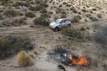 Vista de la moto Zongshen en llamas del piloto francés Thierry Bethys durante la cuarta etapa del entre San Salvador de Jujuy y Tupiza.