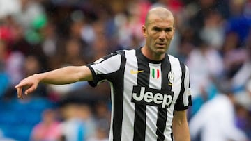 Zidane, con la camiseta de la Juventus, en un partido de veteranos ante el Real Madrid.