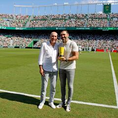 Manu Sarabia entrega el premio al mejor entrenador a su hijo Eder