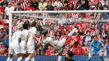 BILBAO, 28/05/2023.- El defensa del Elche, Lisandro Magallán (c-i), despeja un balón durante el encuentro correspondiente a la jornada 37 de Primera División disputado hoy domingo en el estadio de San Mamés, en Bilbao. EFE/Miguel Toña.