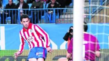 <b>EL SEGUNDO DE LA FIERA. </b>Maxi bate por bajo a Ávila para poner el 4-0 en el marcador. Era su segundo gol en el partido.