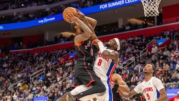 A.J. Lawson choca contra Caris LeVert durante la segunda parte del partido jugado en el Little Caesars Arena.