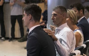 Thibaut Courtois junto a su padre en la presentación del portero como nuevo jugador