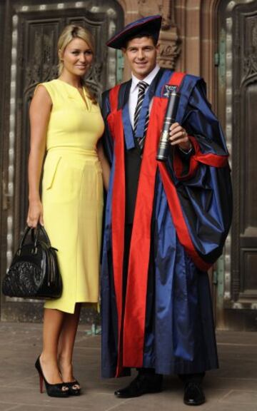 En 2007 fue nombrado miembro de la Orden del Imperio Británico por la Reina Isabel II, y en 2008 recibió el título de miembro honorario de la Universidad de Liverpool, en la imagen junto a su mujer durante el acto académico.