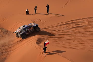 El piloto Nani Roma y su copiloto Alex Harto compiten durante la segunda etapa del Rally Dakar entre Yanbu y Alula, Arabia Saudita. 