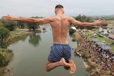Participantes saltan desde el Puente Sagrado, una construcción de piedra del siglo XVIII de 22 metros de altura, cerca de Gjakova, la séptima ciudad más grande de Kosovo. Las imágenes  corresponden a una tradicional competición de saltos, de carácter anual, que en cada edición reúne a los mejores clavadistas y a varios cientos de aficionados.
