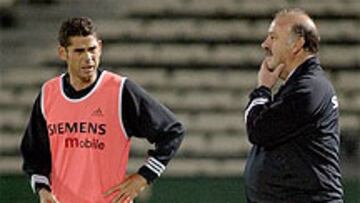 <b>PENSATIVO. </B>Hierro y Del Bosque durante el entrenamiento de hoy en el estadio Kawasaki.