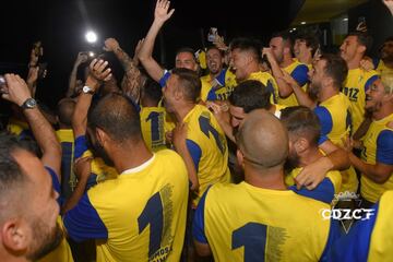 Tras m¨¢s de diez a?os el C¨¢diz vuelve a la m¨¢xima categor¨ªa del f¨²tbol espa?ol. Despu¨¦s del resultado del Real Zaragoza ante el Real Oviedo el conjunto andaluz ya es equipo de Primera. Junto con toda la ciudad, los jugadores festejaron el ascenso por todo lo alto.